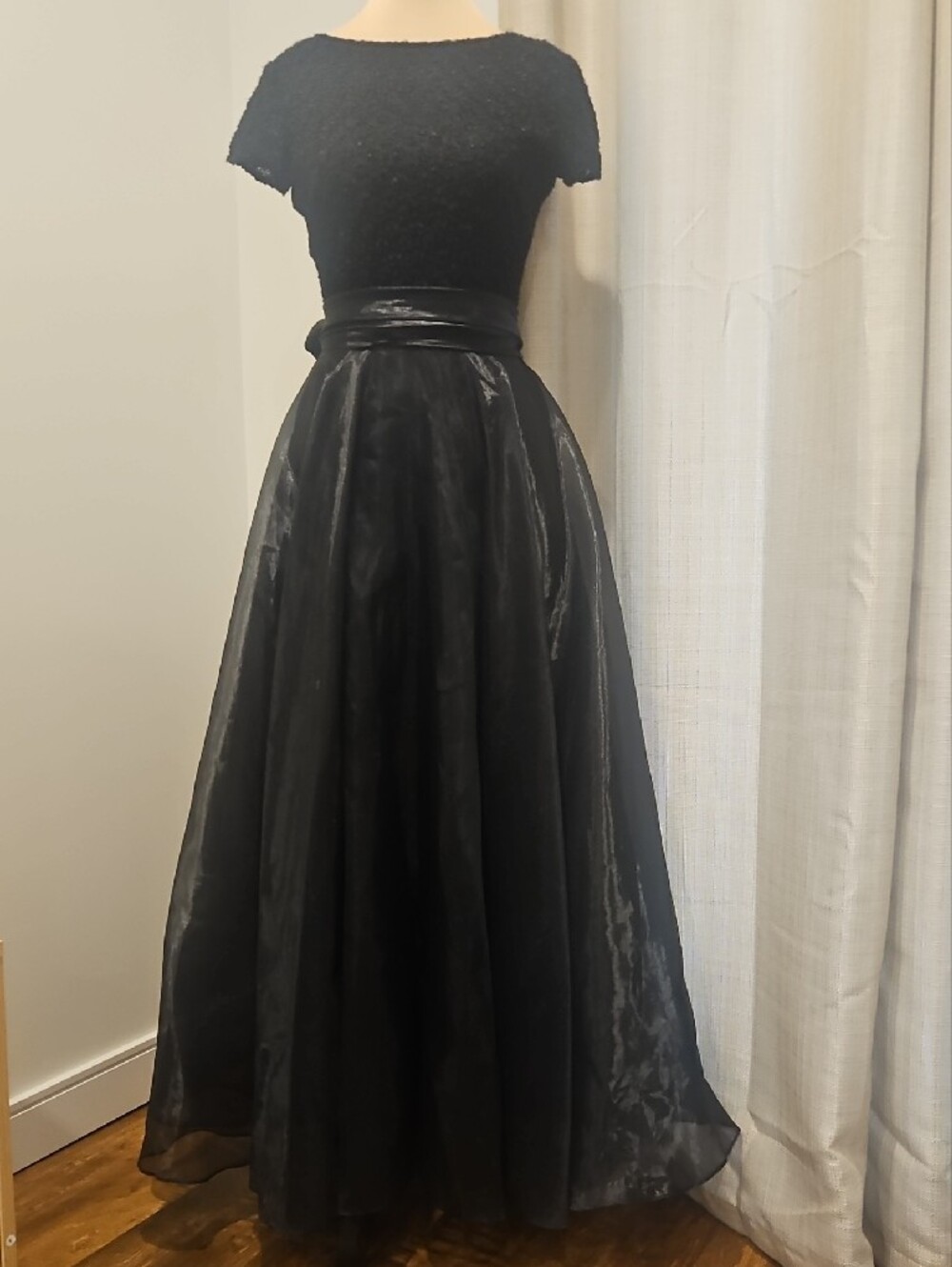 Elegant Black Evening Gown with Satin Waist